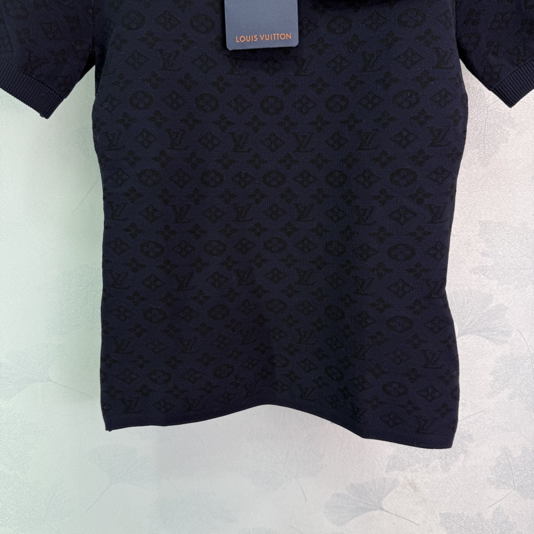 Versatile One-Size-Fits-All Dress with Classic Logo Design and Comfortable Fit Options - 图片 6