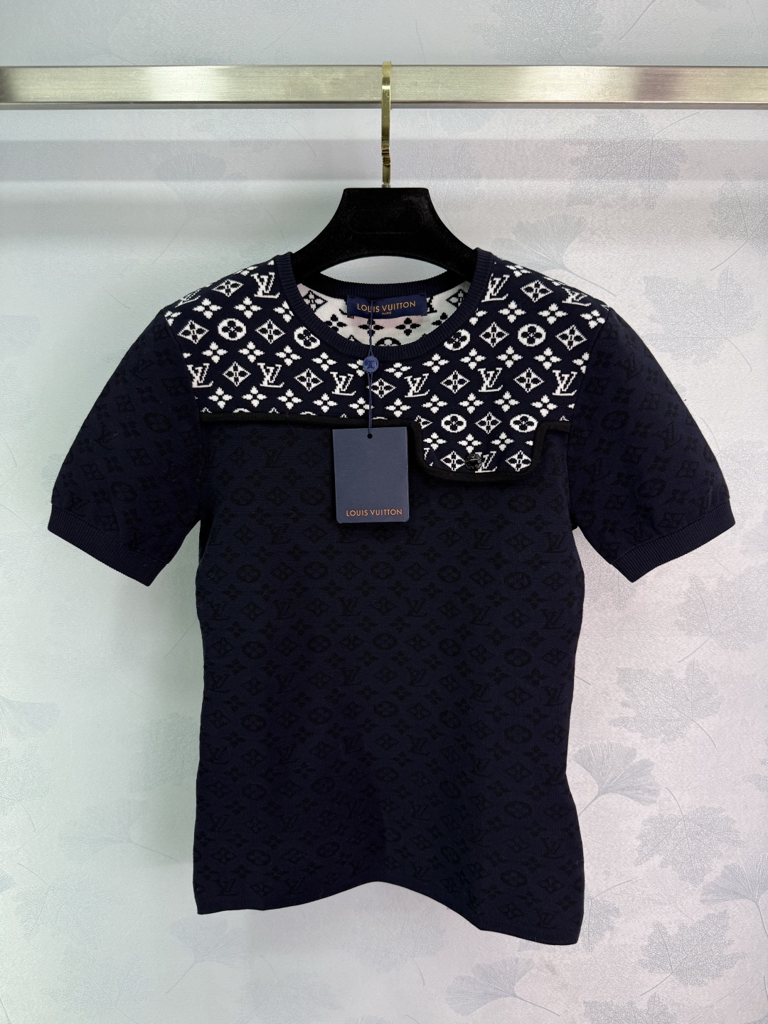 Versatile One-Size-Fits-All Dress with Classic Logo Design and Comfortable Fit Options - 图片 1