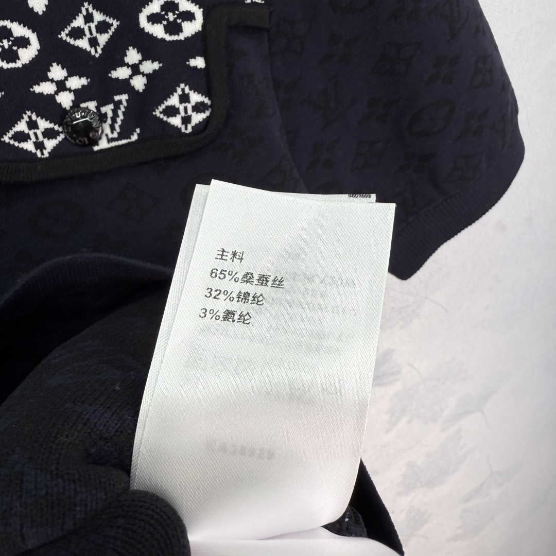 Versatile One-Size-Fits-All Dress with Classic Logo Design and Comfortable Fit Options - 图片 8