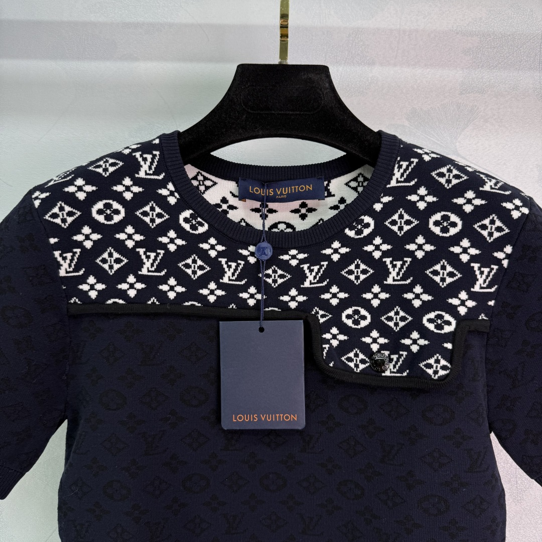 Versatile One-Size-Fits-All Dress with Classic Logo Design and Comfortable Fit Options - 图片 4