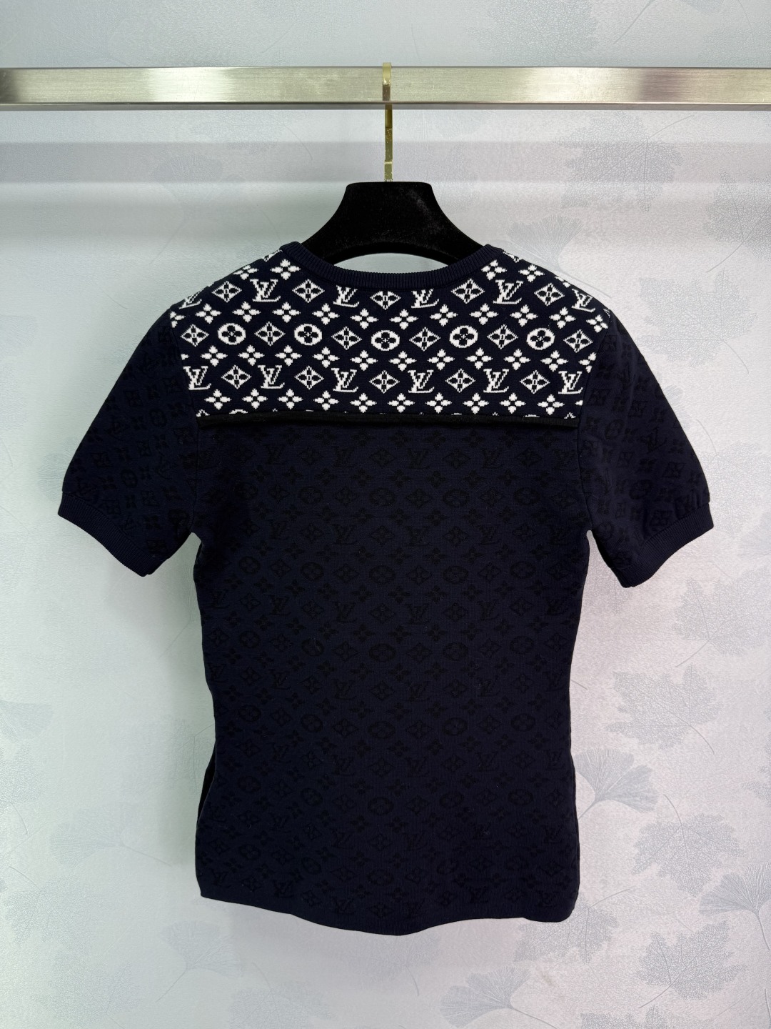 Versatile One-Size-Fits-All Dress with Classic Logo Design and Comfortable Fit Options - 图片 9
