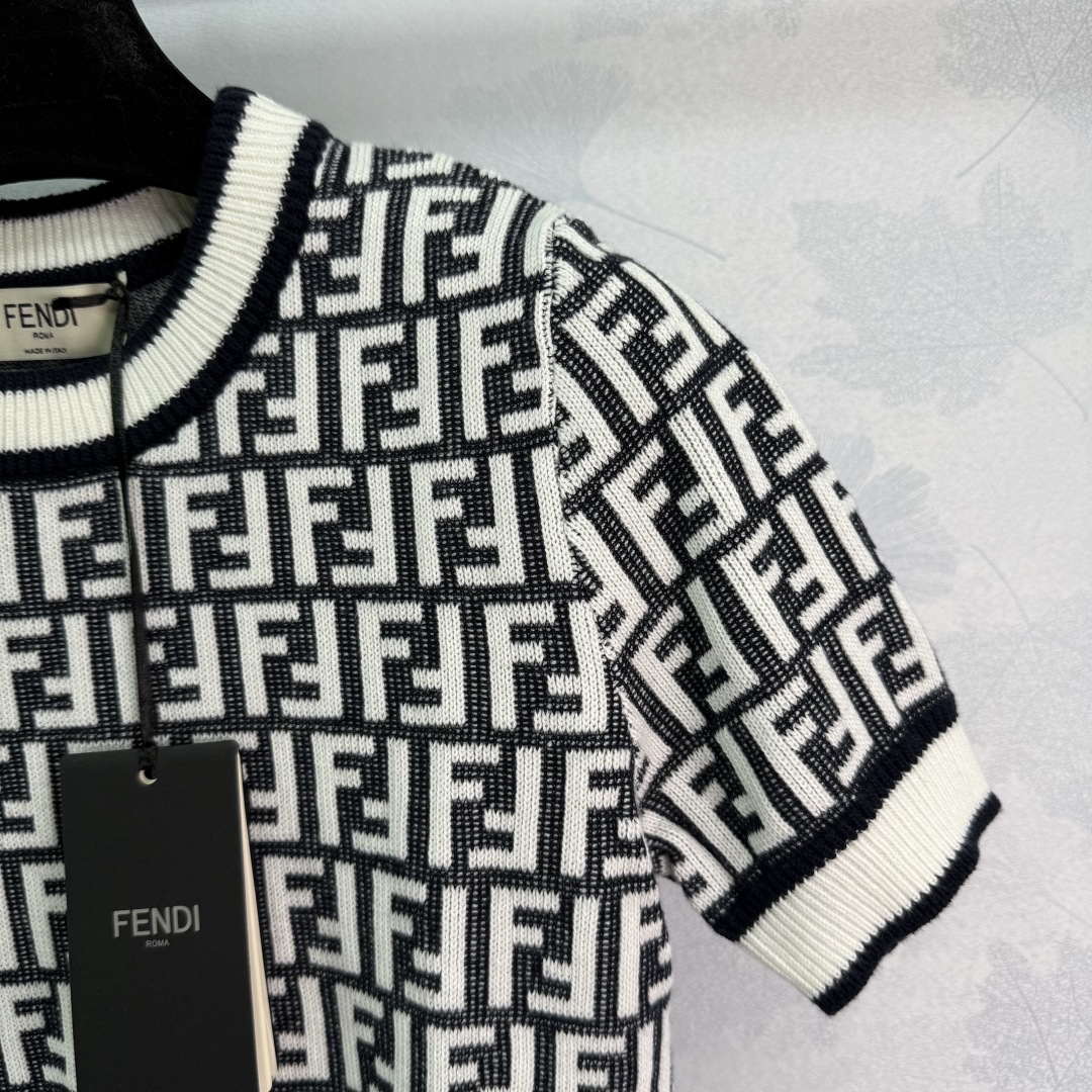 Fendi Women's Classic Monogram Knitted Short Sleeve Top 3 cmp i1753103966657 9353 0 1