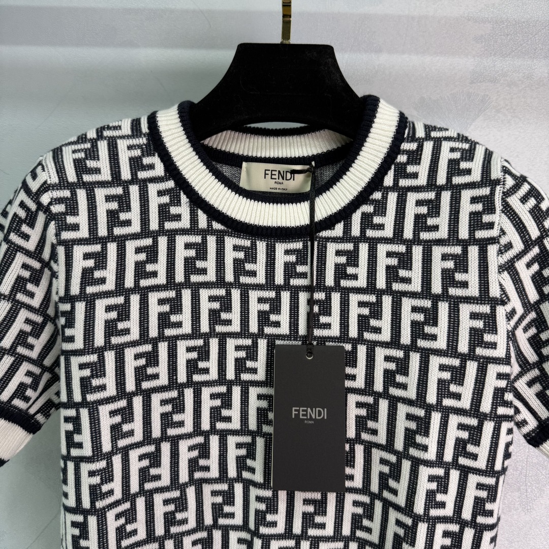 Fendi Women's Classic Monogram Knitted Short Sleeve Top 5 cmp i1753103966663 1568 0 3