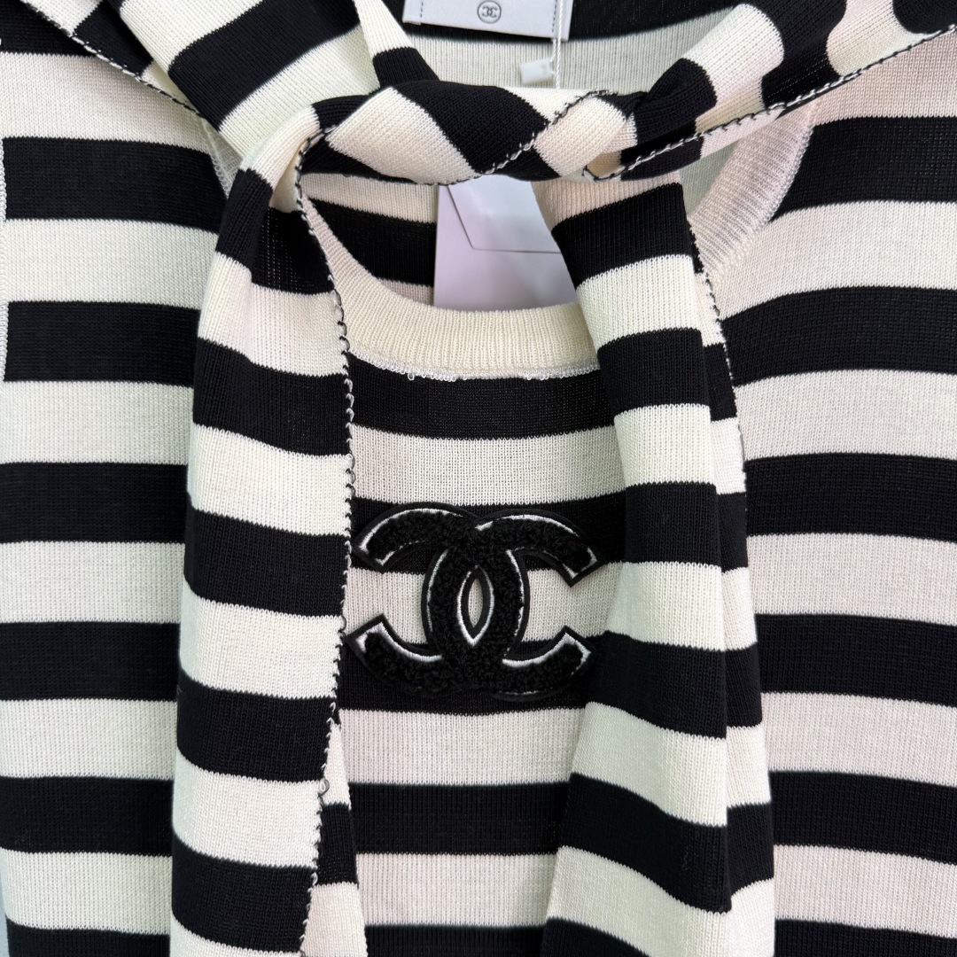“Classic Black-and-White Tweaked Female Suit Set with Shawl and Shirt” - 图片 5