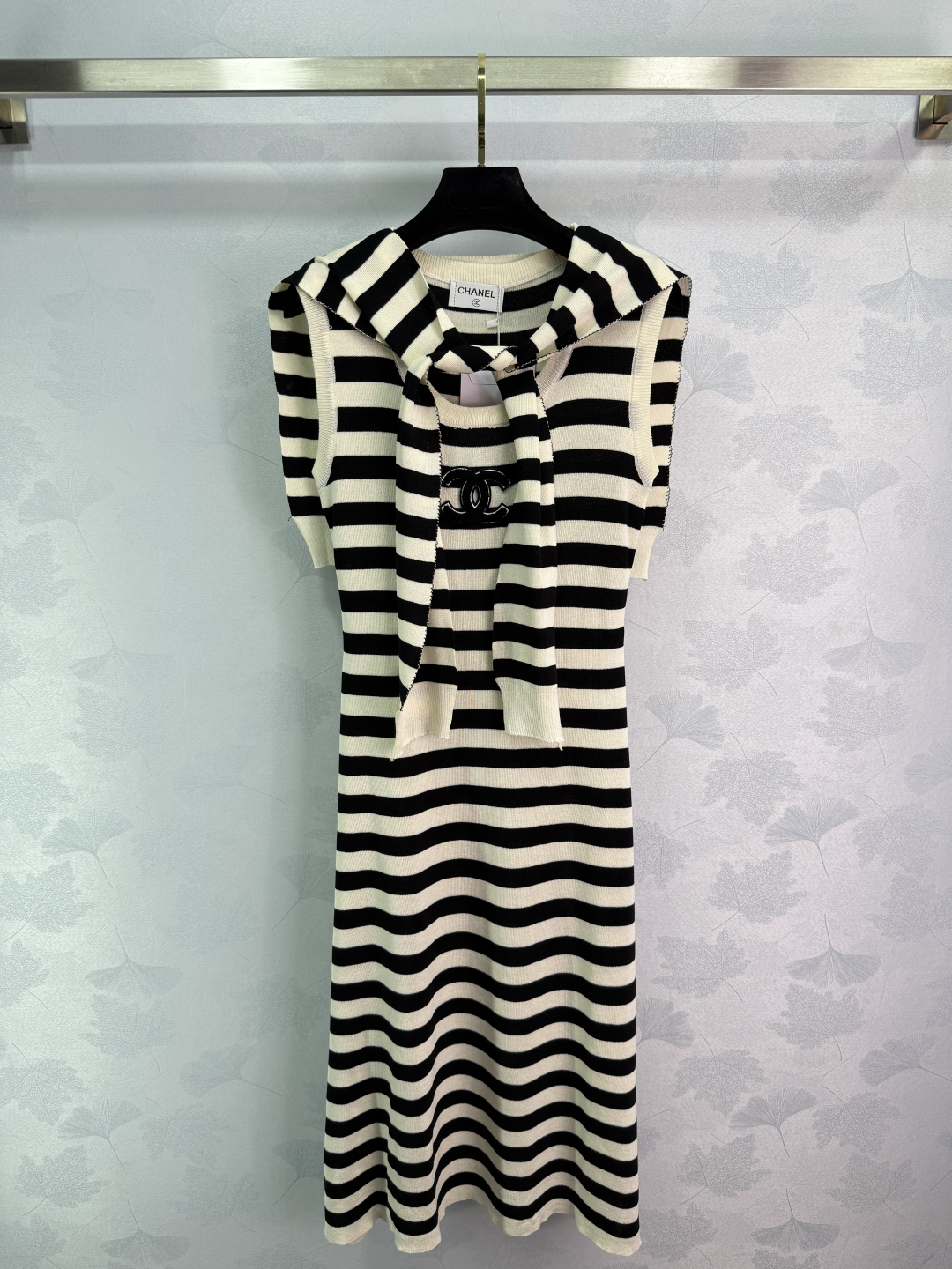 “Classic Black-and-White Tweaked Female Suit Set with Shawl and Shirt” - 图片 1