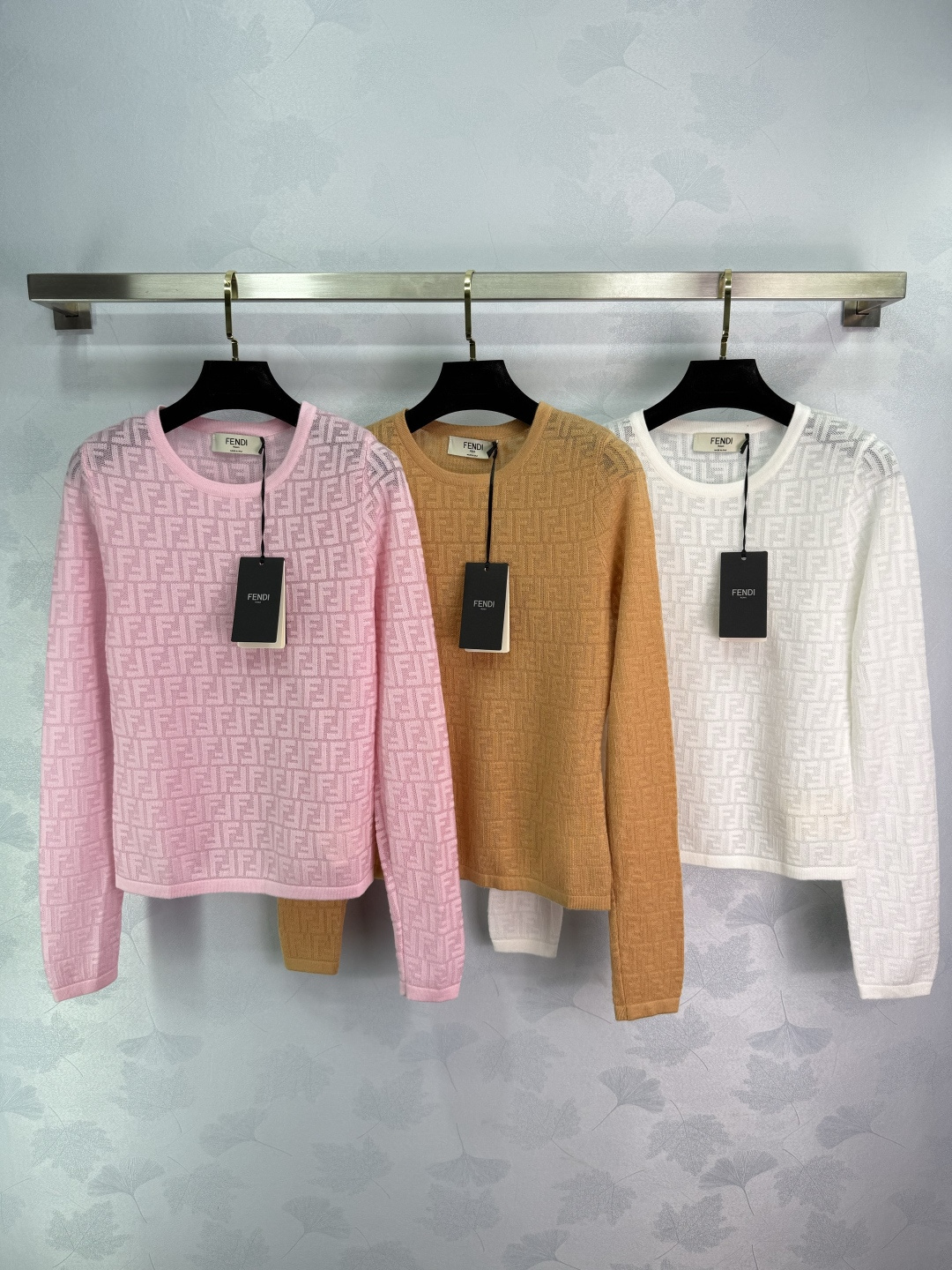 “Stylish Femininity Dress with Classic FF Logo Elements and Long Sleeves in 3 Colors and Sizes” - 图片 1