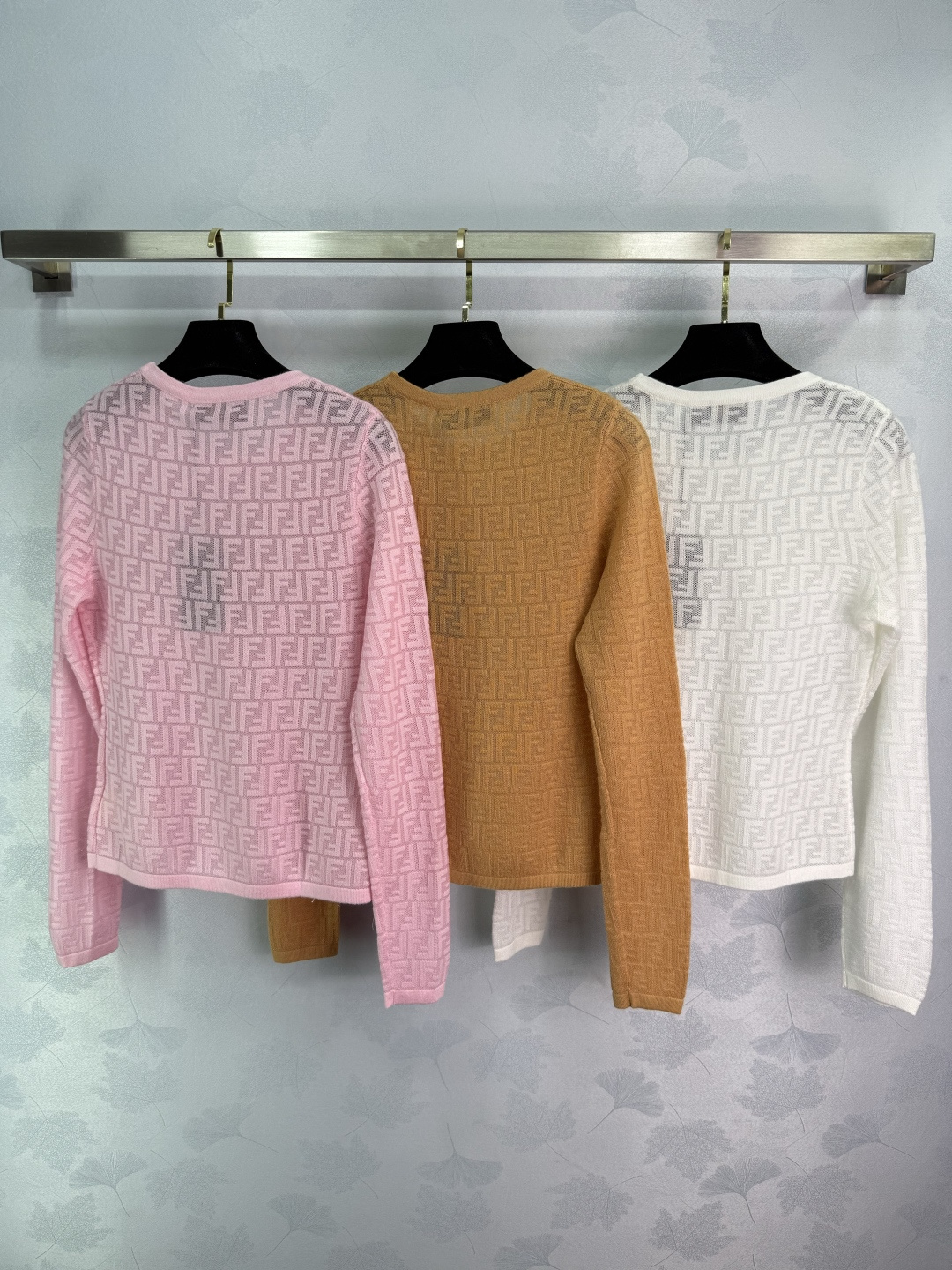 “Stylish Femininity Dress with Classic FF Logo Elements and Long Sleeves in 3 Colors and Sizes” - 图片 9