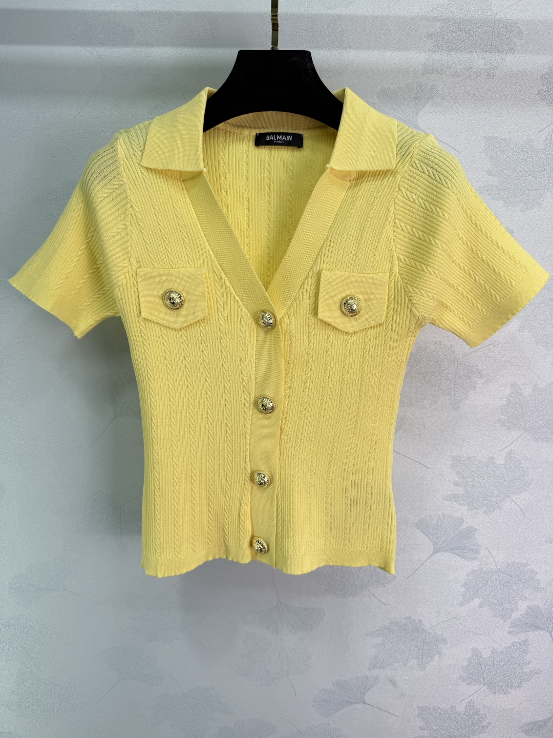 “V-Neck Shirt Dress P372: Comfortable, Flexible Fabric with Gold Button Design in 2 Colors, 3 Sizes” - 图片 2