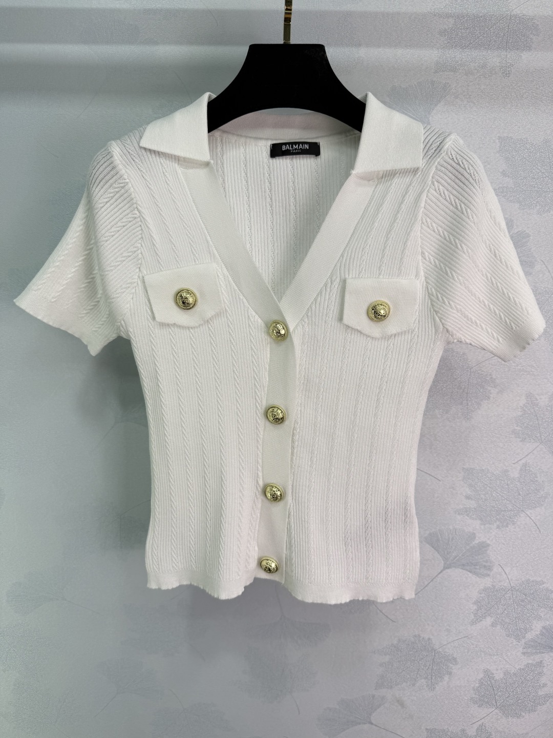 “V-Neck Shirt Dress P372: Comfortable, Flexible Fabric with Gold Button Design in 2 Colors, 3 Sizes” - 图片 3
