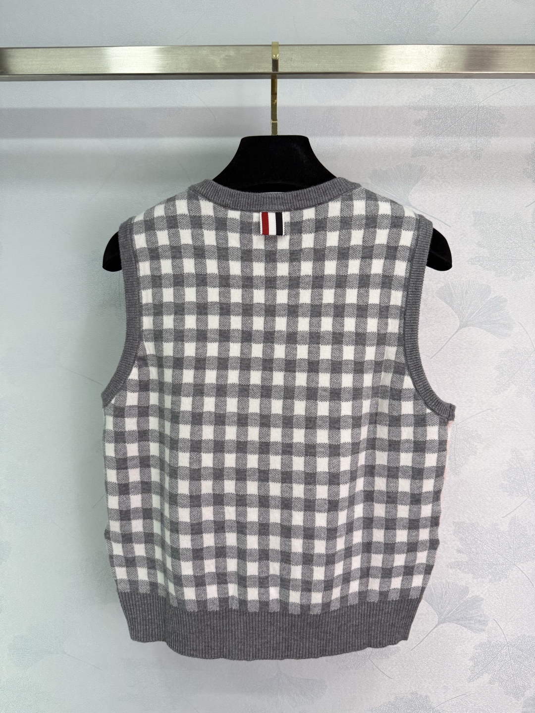 “Chromatic Coils Design Scooter with Tycoon TB*25 Vest: Sweet and Lovely Pair” - 图片 9