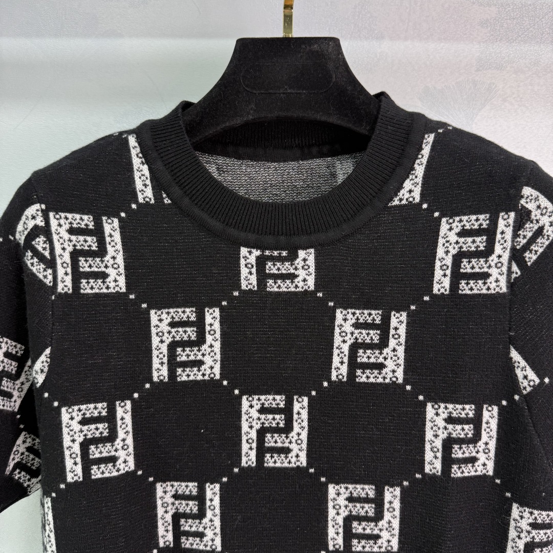 “Black FF Logo Crocheted Sleeve Suit: Stylish, High-Temperature Personality” - 图片 2