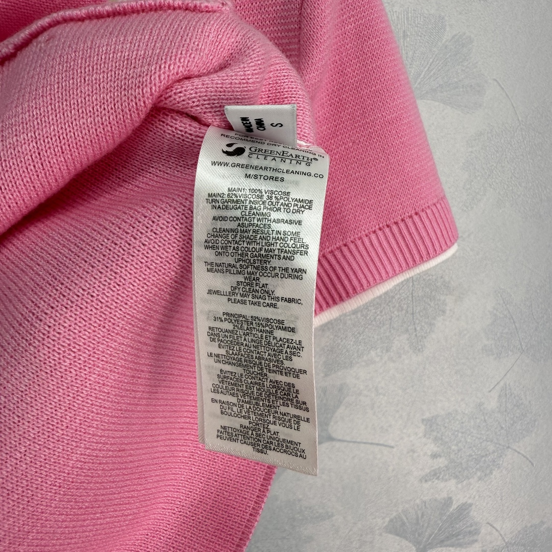 “Chic Pink Knitted Dress with Pearl Button Design and Stylish Pockets” - 图片 8