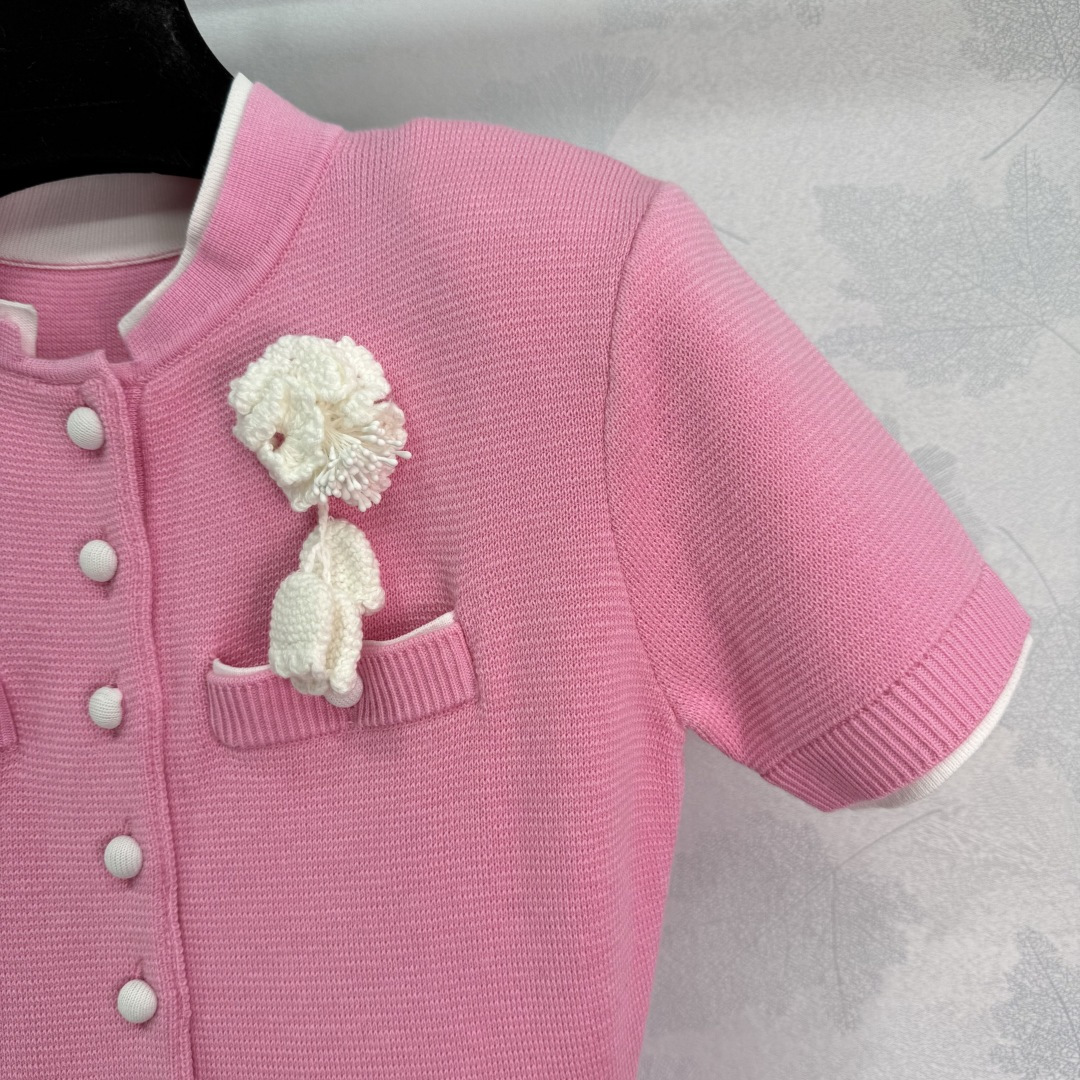 “Chic Pink Knitted Dress with Pearl Button Design and Stylish Pockets” - 图片 3