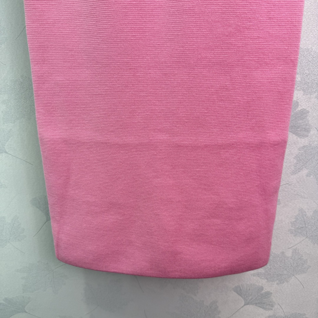 “Chic Pink Knitted Dress with Pearl Button Design and Stylish Pockets” - 图片 7