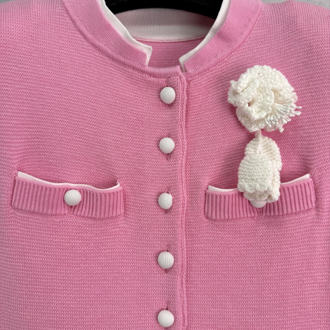 “Chic Pink Knitted Dress with Pearl Button Design and Stylish Pockets” - 图片 5