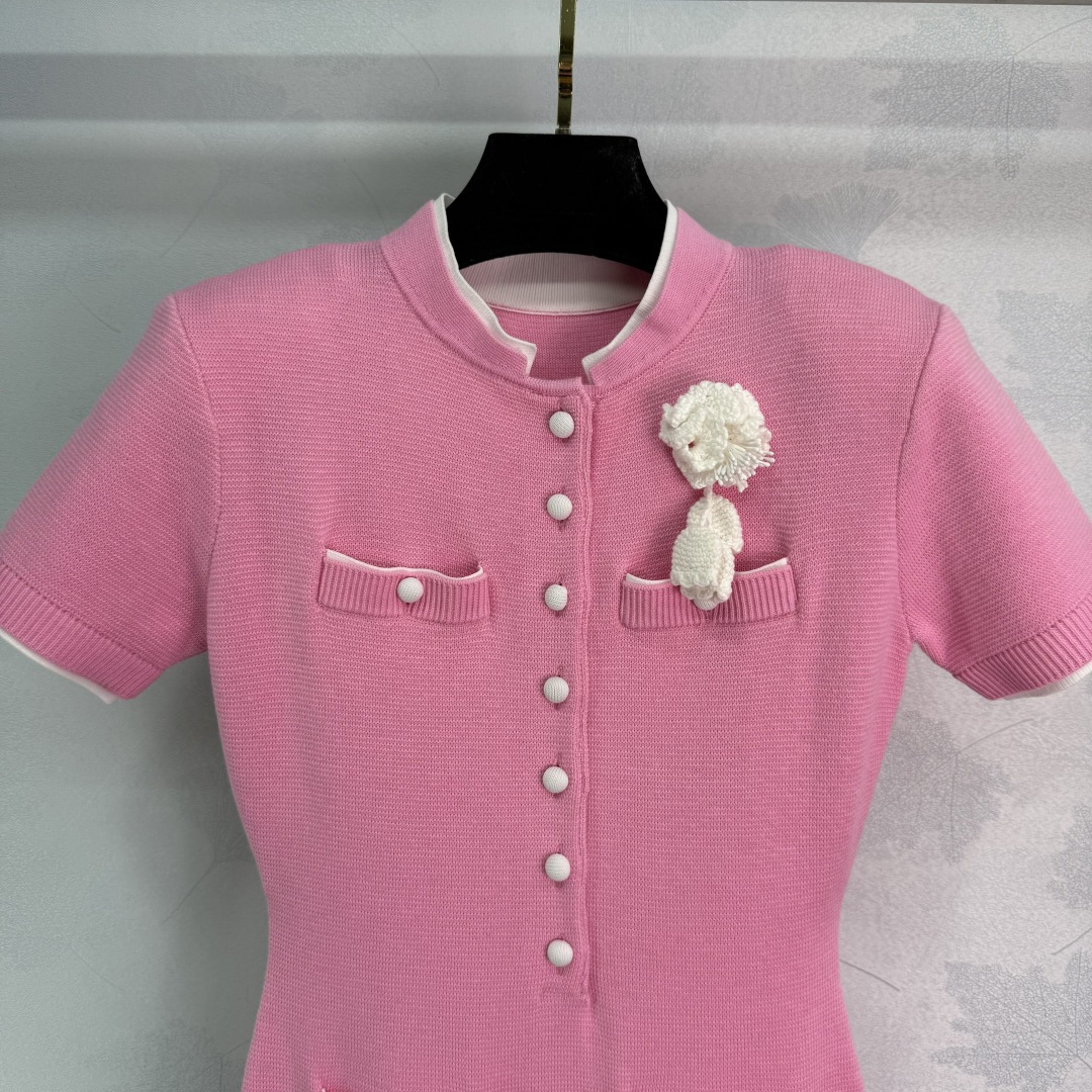 “Chic Pink Knitted Dress with Pearl Button Design and Stylish Pockets” - 图片 2