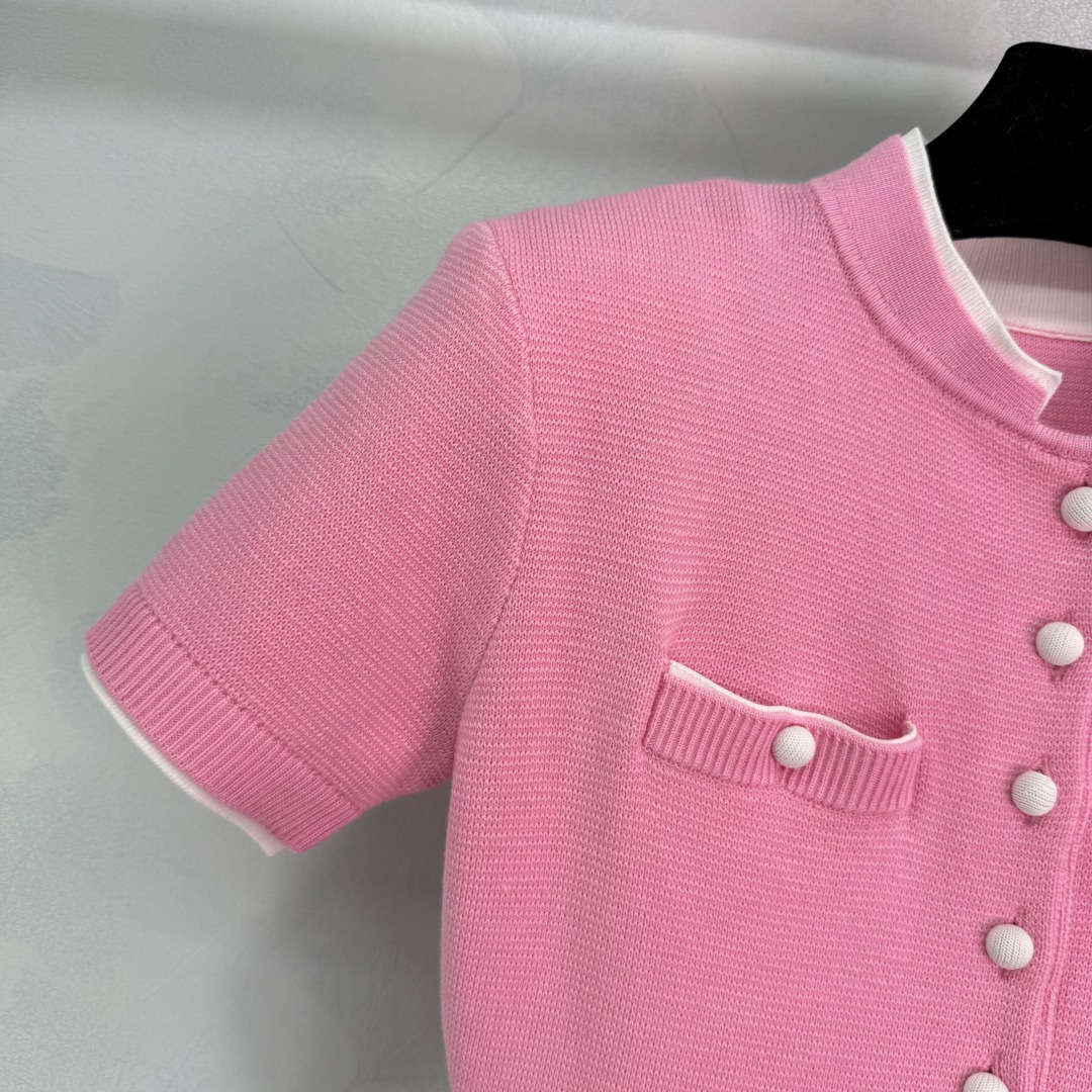 “Chic Pink Knitted Dress with Pearl Button Design and Stylish Pockets” - 图片 4