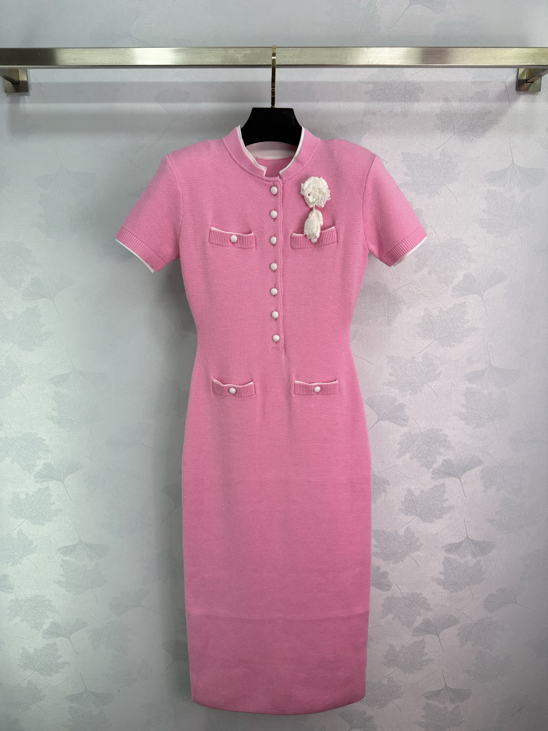“Chic Pink Knitted Dress with Pearl Button Design and Stylish Pockets”