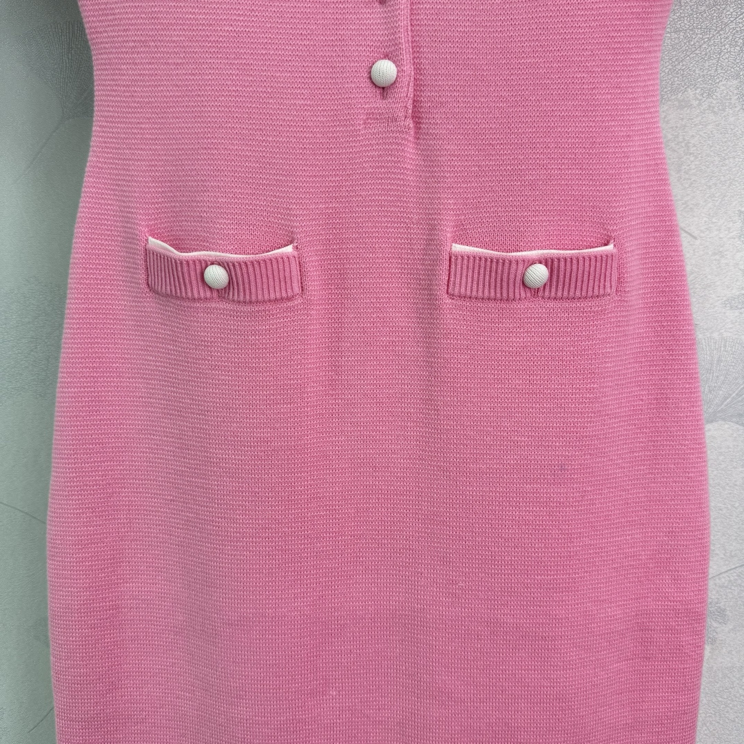 “Chic Pink Knitted Dress with Pearl Button Design and Stylish Pockets” - 图片 6