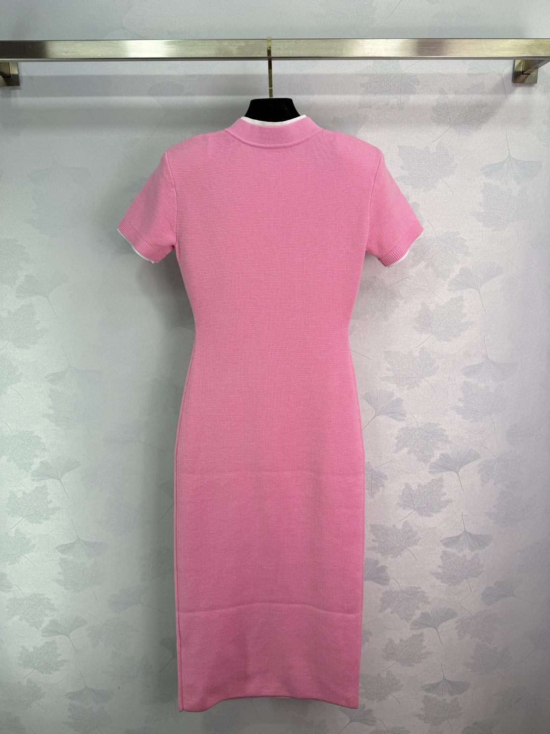 “Chic Pink Knitted Dress with Pearl Button Design and Stylish Pockets” - 图片 9