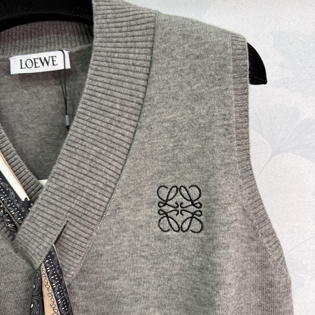 Stylish Lavender Vest with Acoustic Detailing for Winter Fashionistas - 图片 5