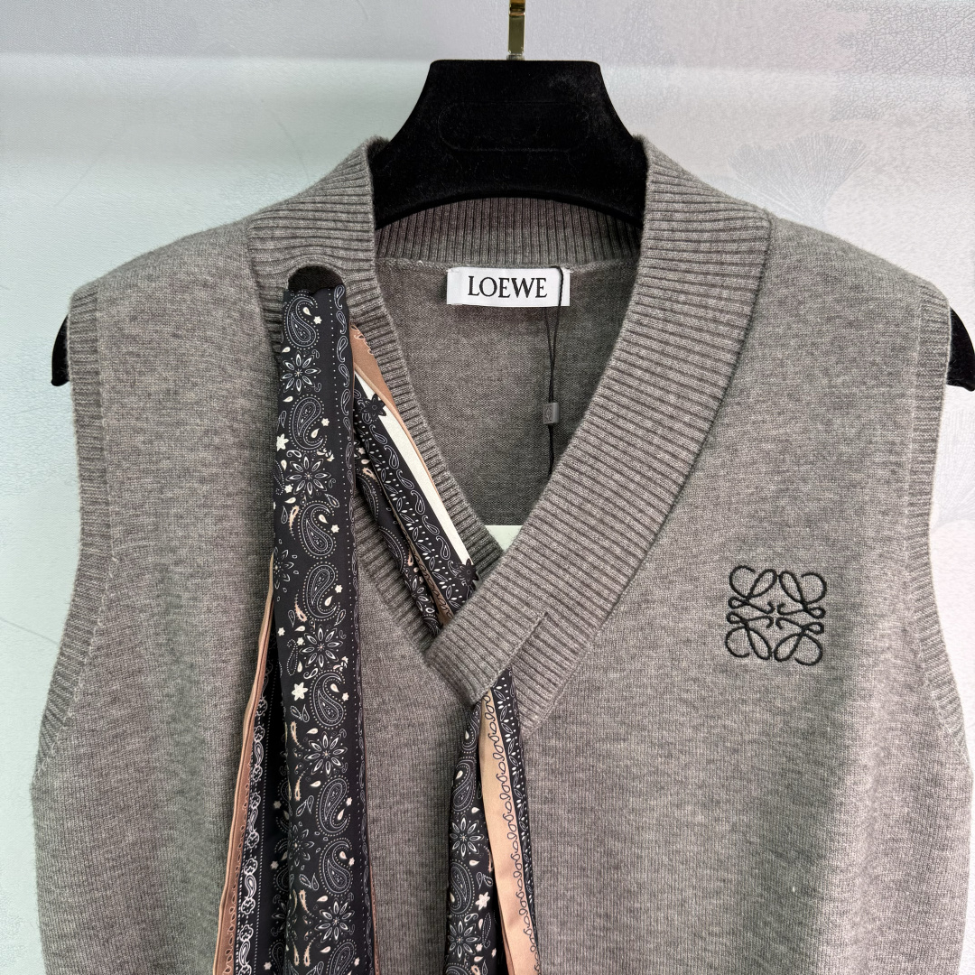 Stylish Lavender Vest with Acoustic Detailing for Winter Fashionistas - 图片 4