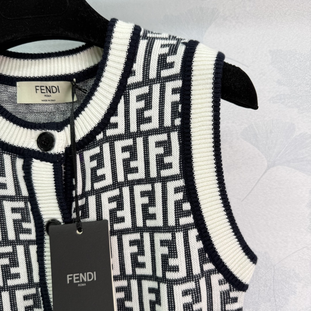 “2025 Autumn Female Suit: Custom Wool Line, Comfy Vests, Double-F Letter Design, Assorted Styles” - 图片 5