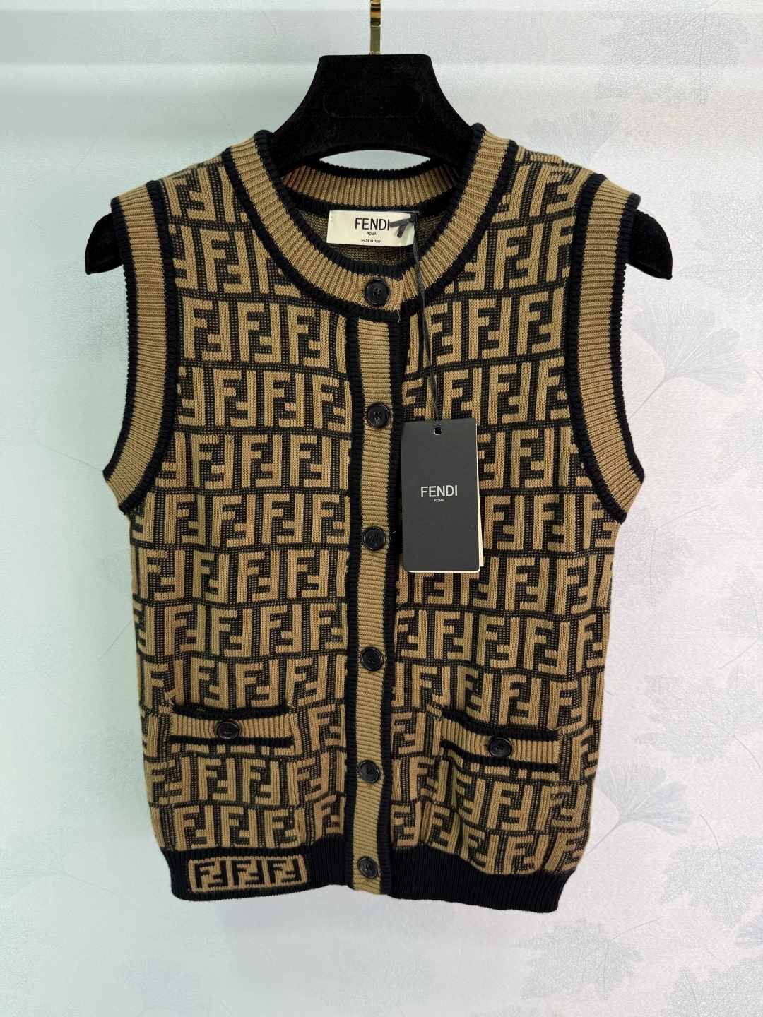 “2025 Autumn Female Suit: Custom Wool Line, Comfy Vests, Double-F Letter Design, Assorted Styles” - 图片 2