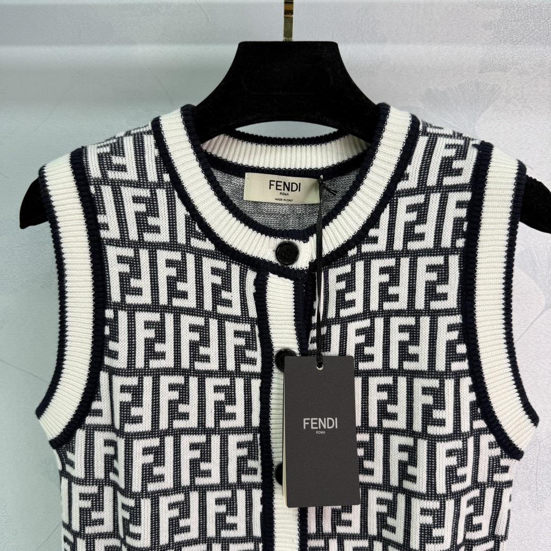 “2025 Autumn Female Suit: Custom Wool Line, Comfy Vests, Double-F Letter Design, Assorted Styles” - 图片 4