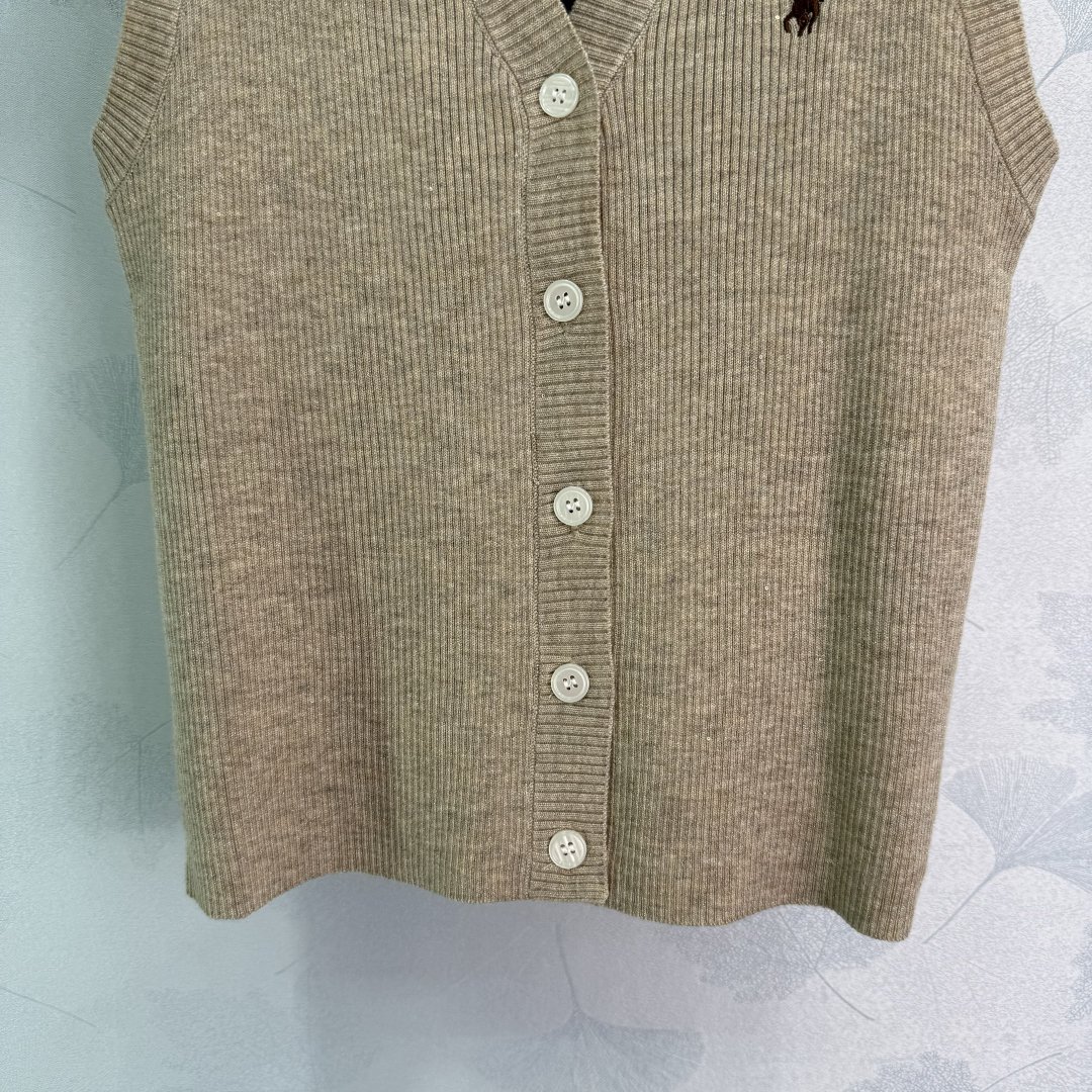 “Women’s P432 One-Size-Fits-All Suit with V-Collar Design and Embroidered Pony Brands” - 图片 7