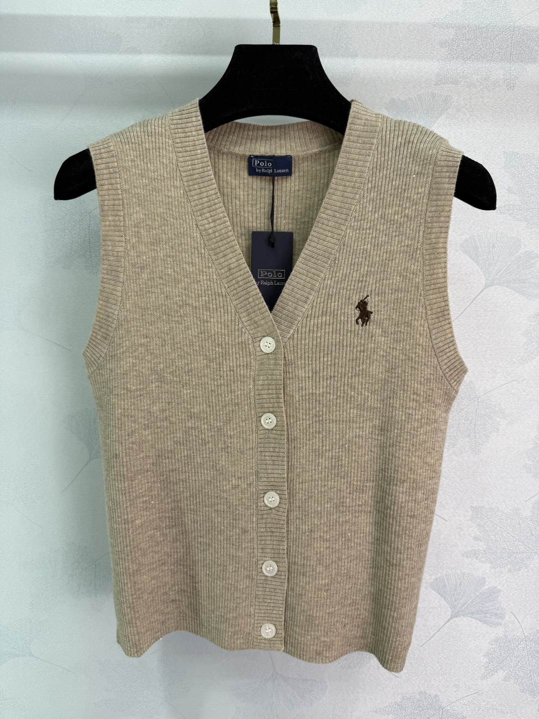 “Women’s P432 One-Size-Fits-All Suit with V-Collar Design and Embroidered Pony Brands” - 图片 3