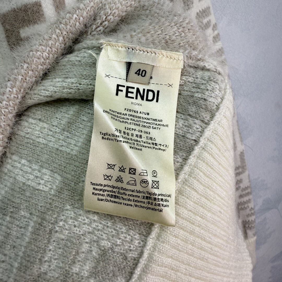 “New Fend*25 Fall-Winter Knitted Collar Dress with Classic Logo and Double-Zipper Design” - 图片 8