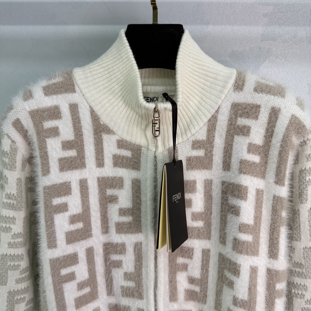 “New Fend*25 Fall-Winter Knitted Collar Dress with Classic Logo and Double-Zipper Design” - 图片 2