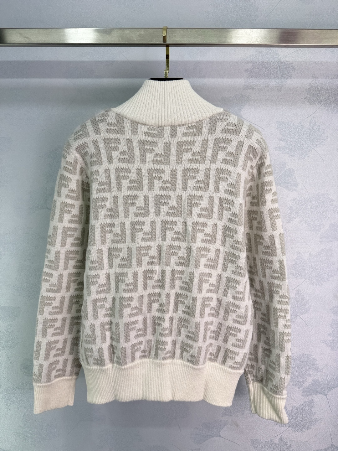 “New Fend*25 Fall-Winter Knitted Collar Dress with Classic Logo and Double-Zipper Design” - 图片 9