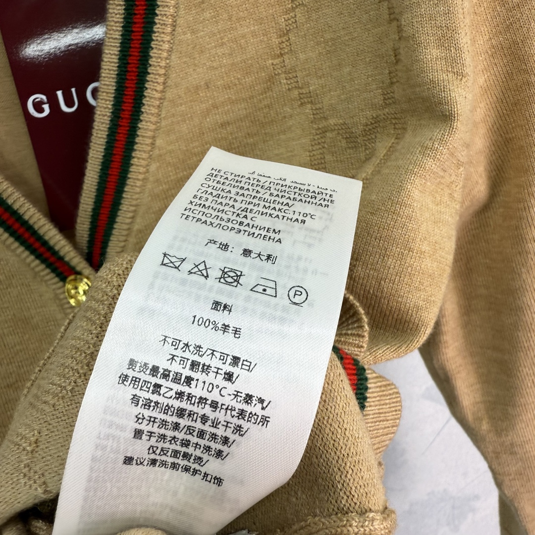“Exclusive High-End Red Suit with New Gucci Sweaters and Custom Double G Hardware” - 图片 8