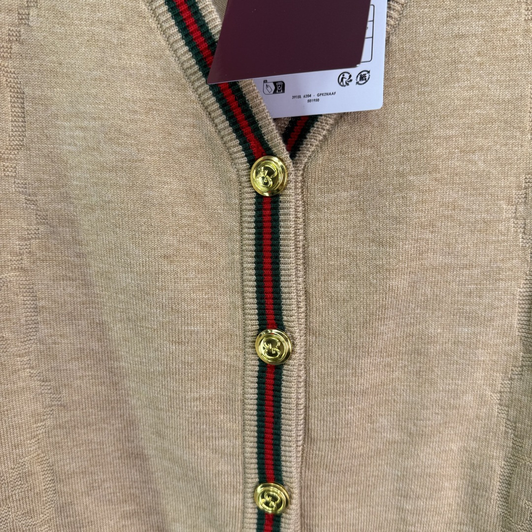 “Exclusive High-End Red Suit with New Gucci Sweaters and Custom Double G Hardware” - 图片 6