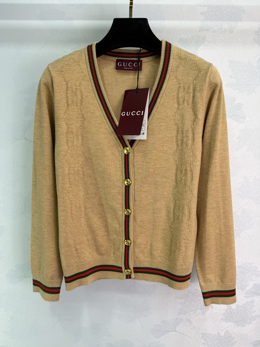 “Exclusive High-End Red Suit with New Gucci Sweaters and Custom Double G Hardware” - 图片 3