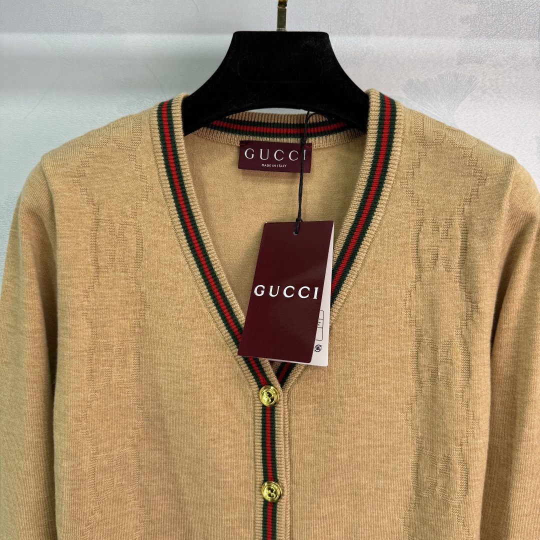 “Exclusive High-End Red Suit with New Gucci Sweaters and Custom Double G Hardware” - 图片 4