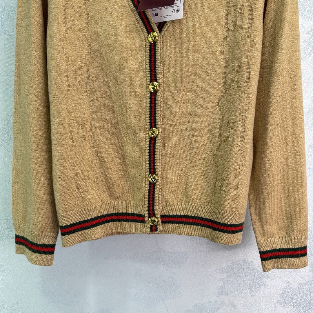 “Exclusive High-End Red Suit with New Gucci Sweaters and Custom Double G Hardware” - 图片 7