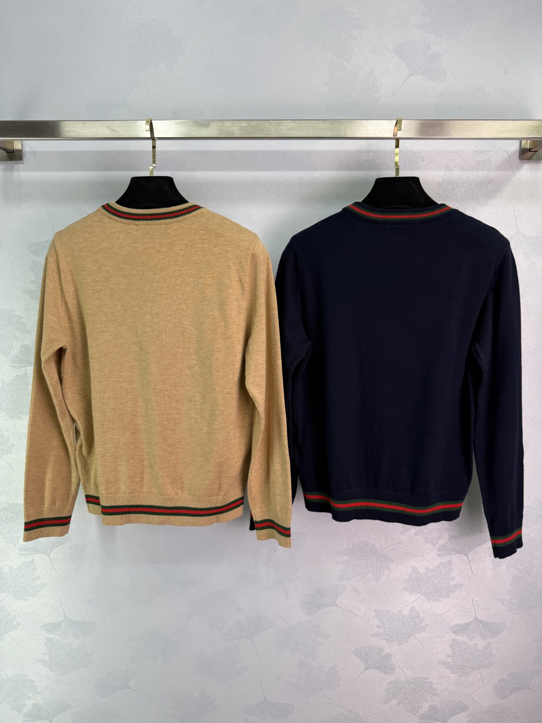 “Exclusive High-End Red Suit with New Gucci Sweaters and Custom Double G Hardware” - 图片 9