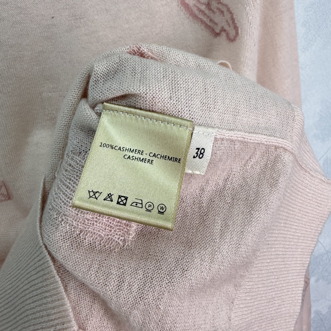 Title: P696 Women’s Outfit with T-Shirts in 2 Colors and 3 Sizes. - 图片 8