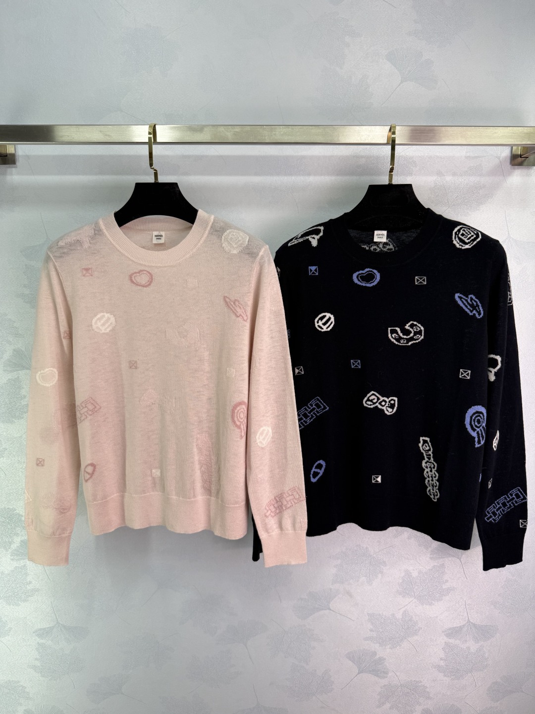 Title: P696 Women’s Outfit with T-Shirts in 2 Colors and 3 Sizes.