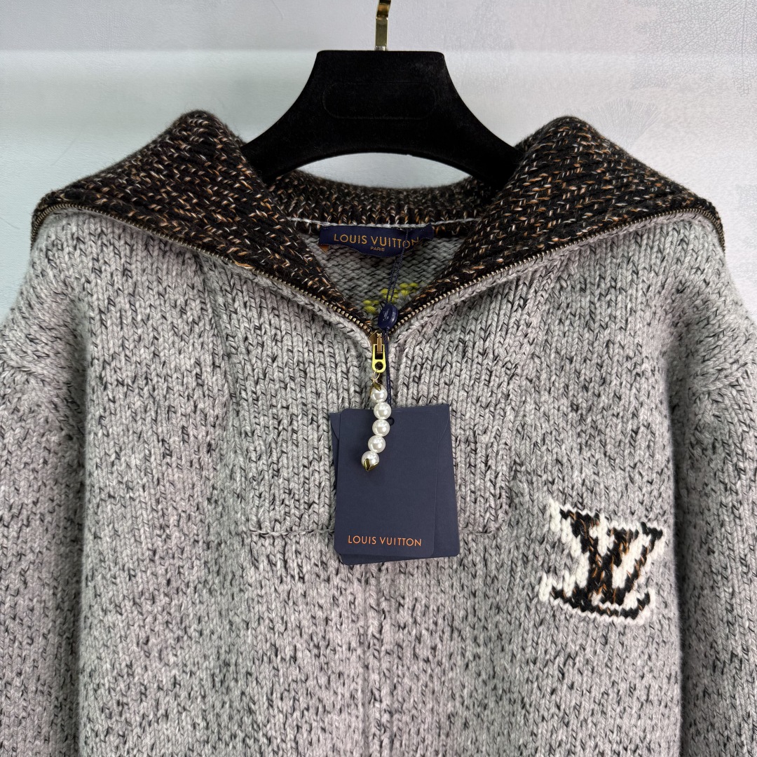 “Customized Lou25 Autumn Suit with Pearl Zipper and 3D Flowering Design” - 图片 2