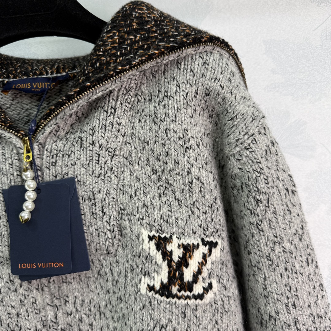 “Customized Lou25 Autumn Suit with Pearl Zipper and 3D Flowering Design” - 图片 3