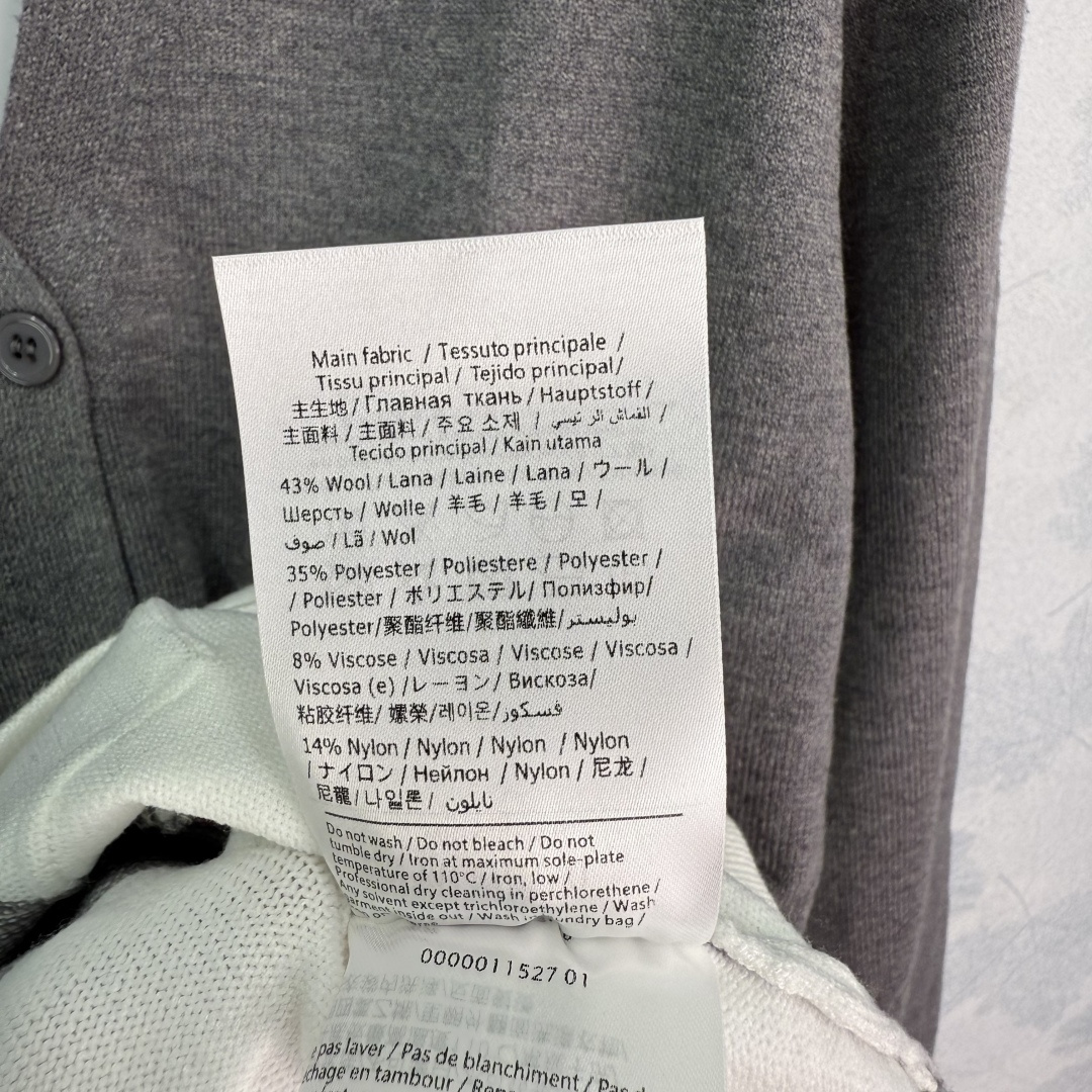 “Smug Female Suit with VA*25 V-Shirt: Embroidered Logo, Striped Design, Comfortable Fit” - 图片 8