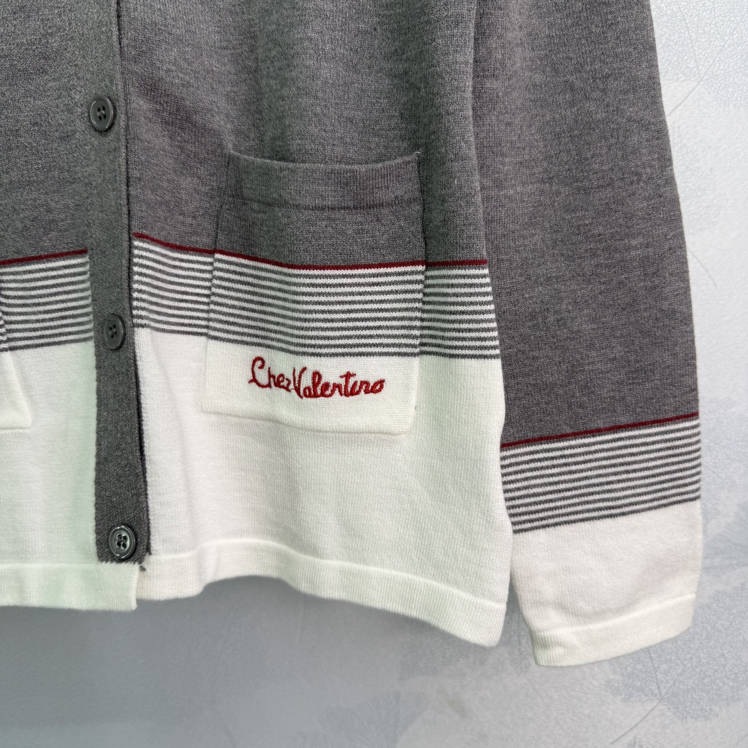 “Smug Female Suit with VA*25 V-Shirt: Embroidered Logo, Striped Design, Comfortable Fit” - 图片 7