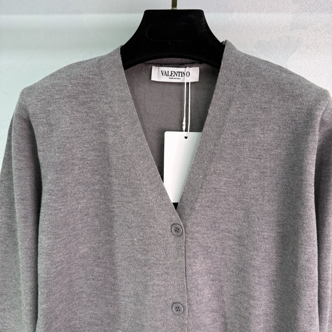 “Smug Female Suit with VA*25 V-Shirt: Embroidered Logo, Striped Design, Comfortable Fit” - 图片 4