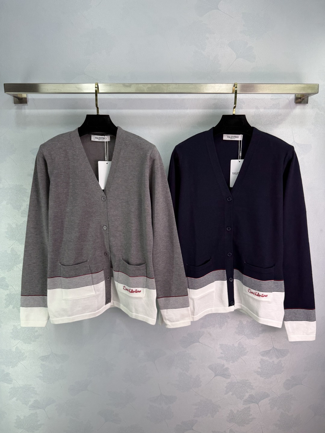 “Smug Female Suit with VA*25 V-Shirt: Embroidered Logo, Striped Design, Comfortable Fit” - 图片 1