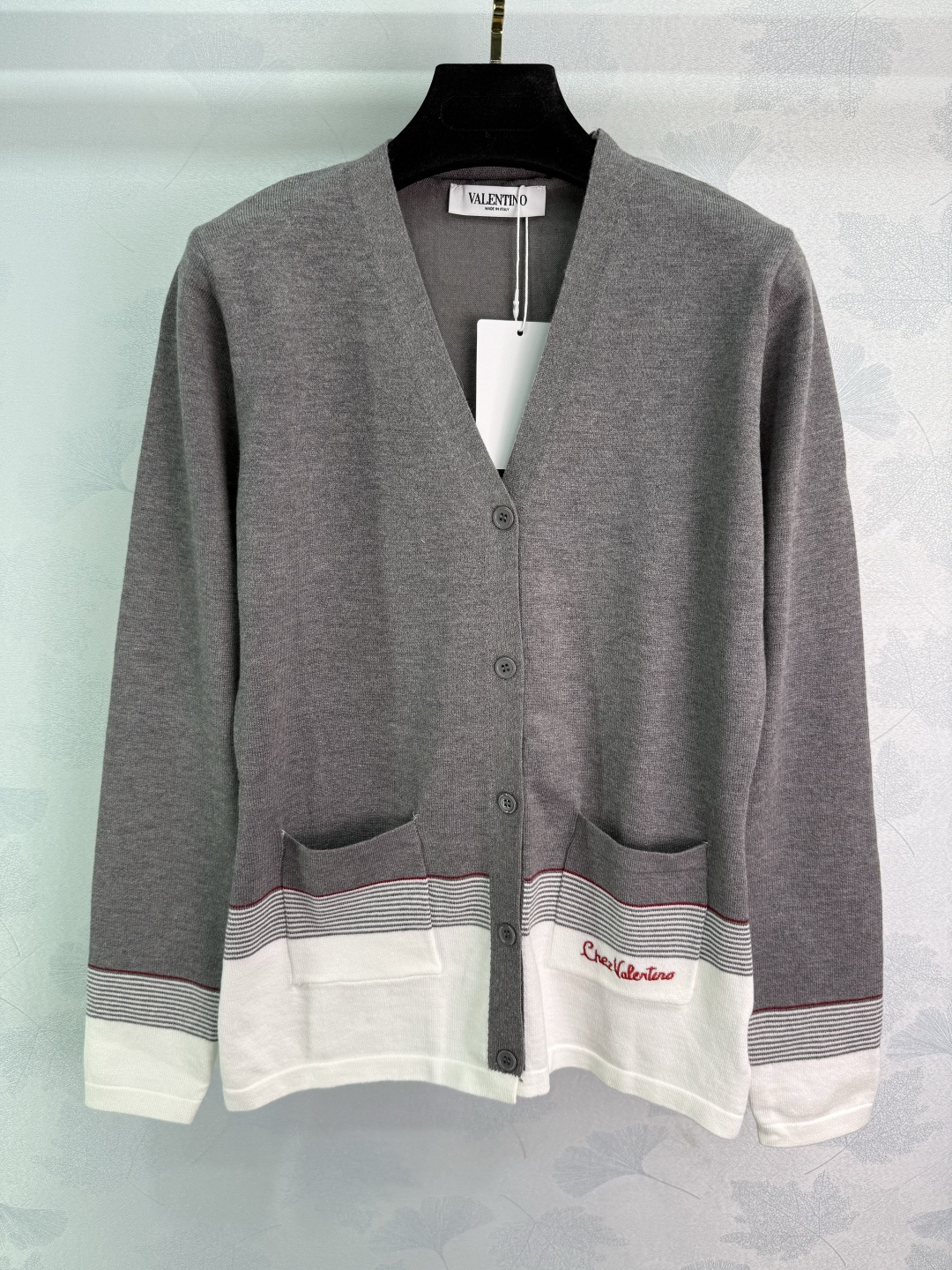 “Smug Female Suit with VA*25 V-Shirt: Embroidered Logo, Striped Design, Comfortable Fit” - 图片 3