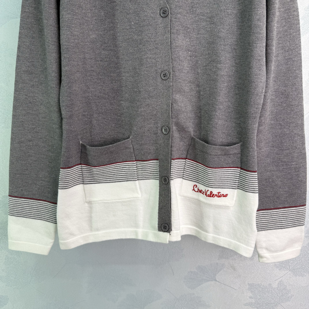 “Smug Female Suit with VA*25 V-Shirt: Embroidered Logo, Striped Design, Comfortable Fit” - 图片 6